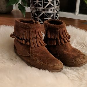 Minnetonka Moccasin Double Fringe Side Zip Boot, 9